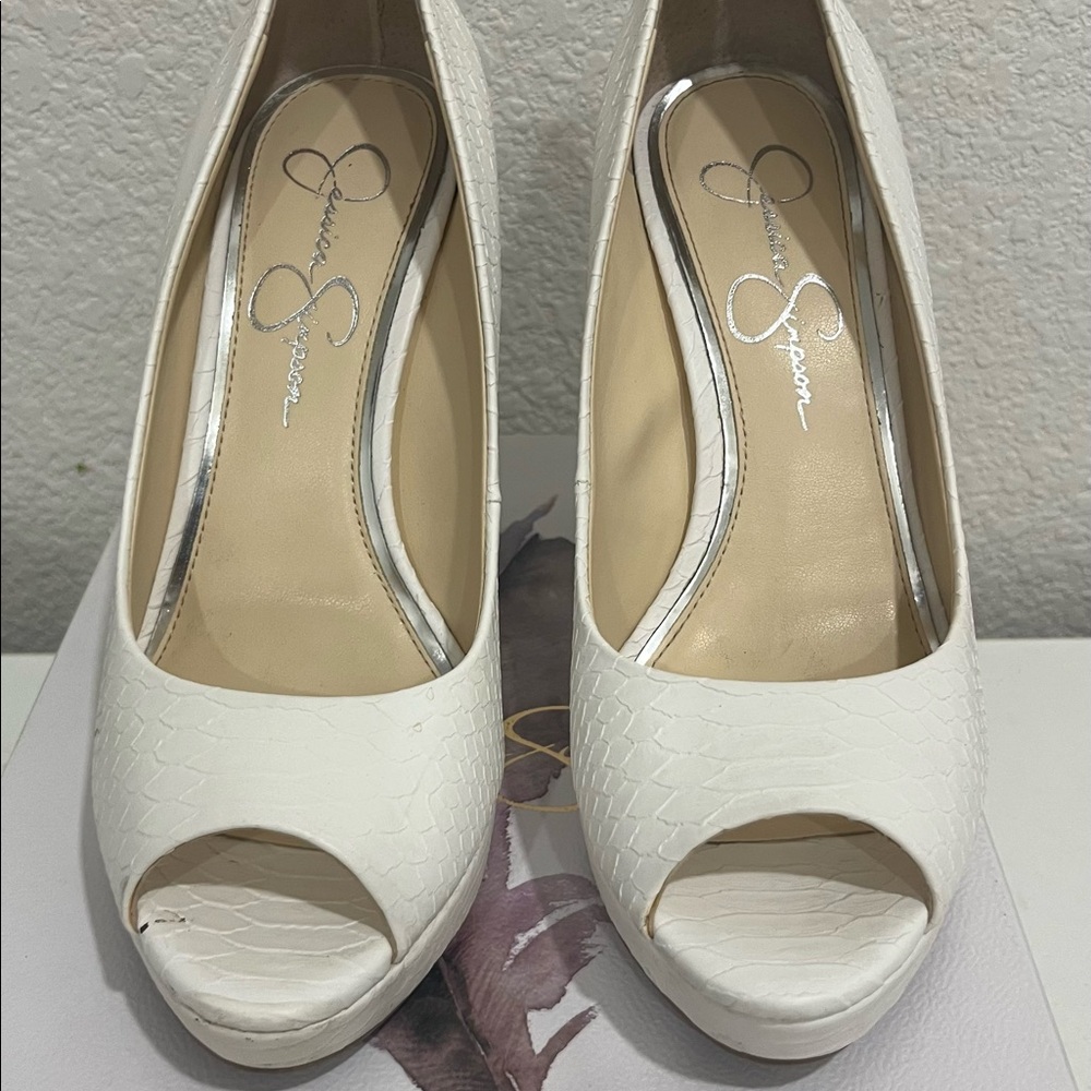 Ladies Size 7 Jessica Simpson Powder Buff Embossed Snake